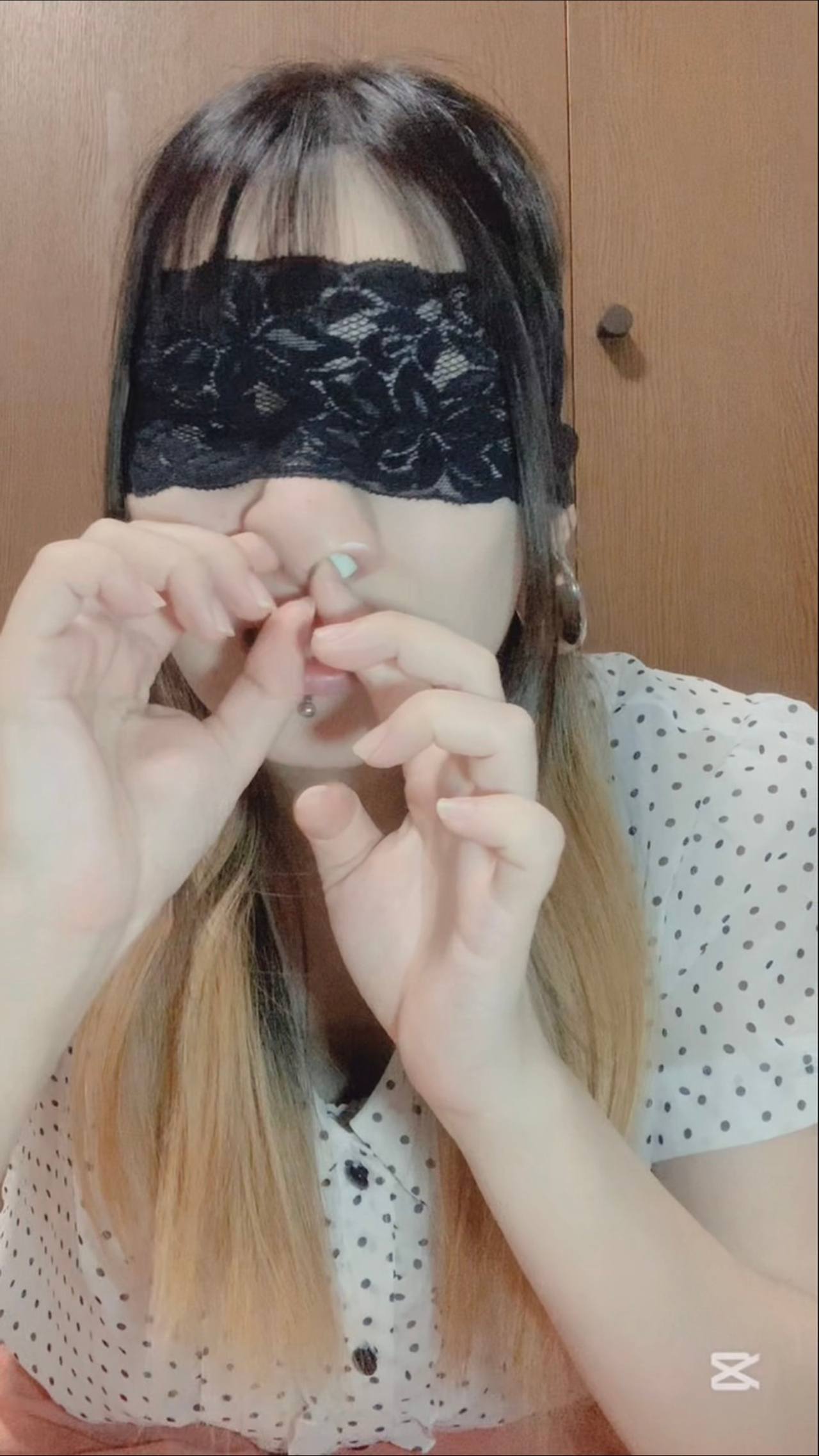 鼻の穴とほぼ同じサイズのピアスをひねり出す！（ショート動画） gallery photo 2