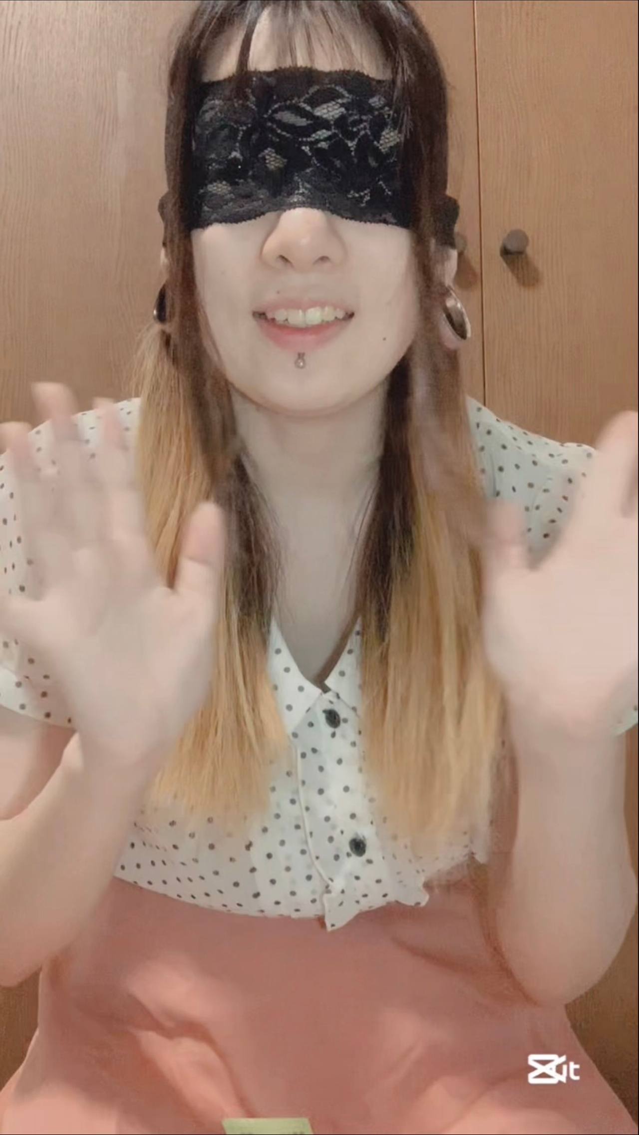 お鼻の形が変形するほどピチピチなピアスを初めて自分で入れてみる！ gallery photo 1