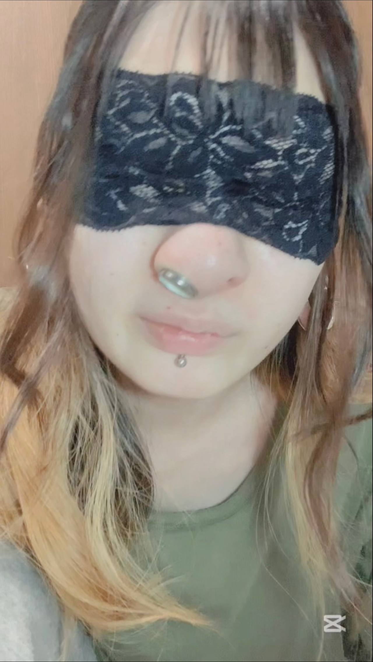 衝撃！鼻の穴の中にまた穴！？ピッチリサイズのピアス2つを両穴から入れる！ gallery photo 1