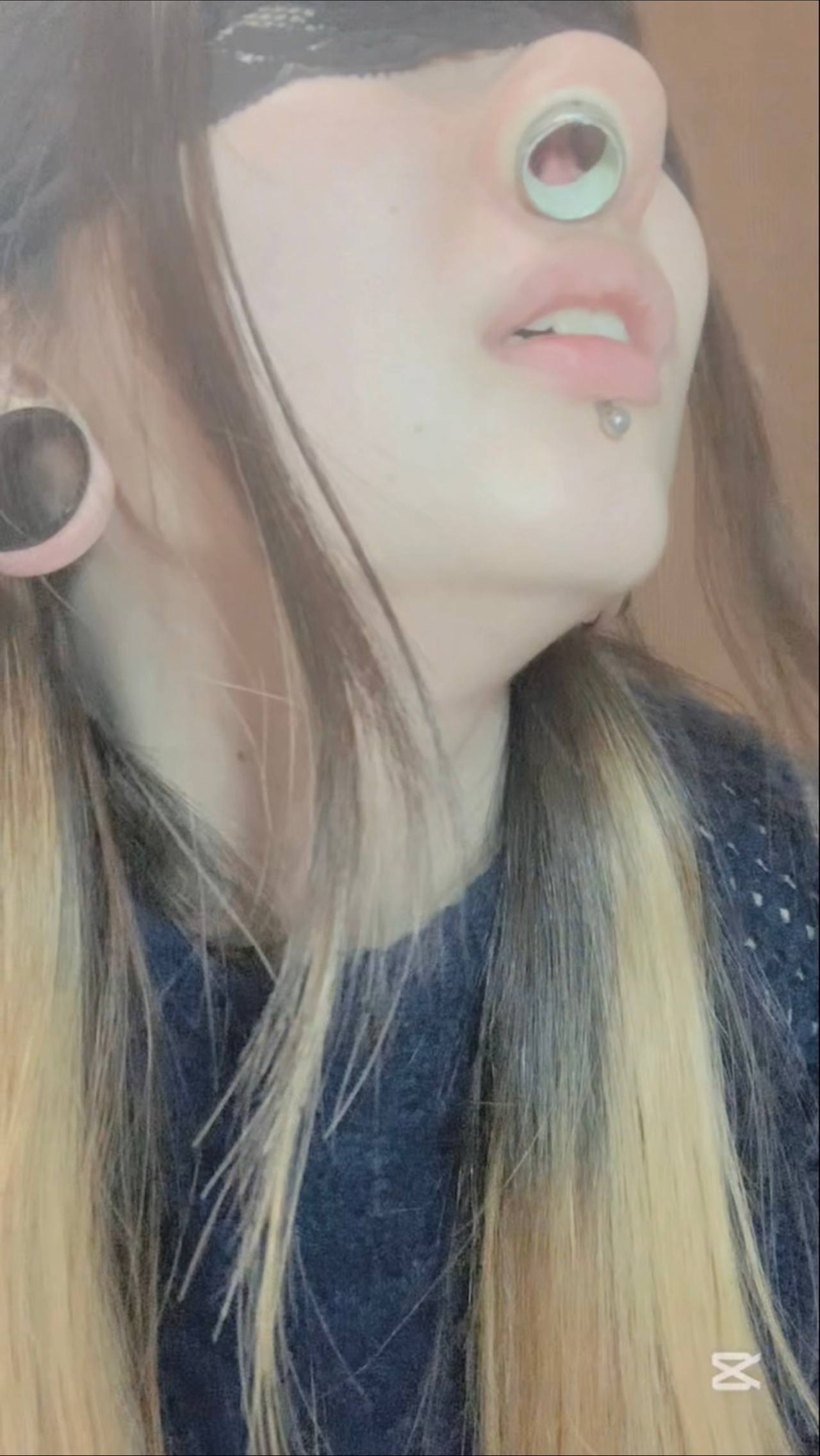 右の鼻の穴の拡張記録♡右からピアスをひねり出す！ gallery photo 3