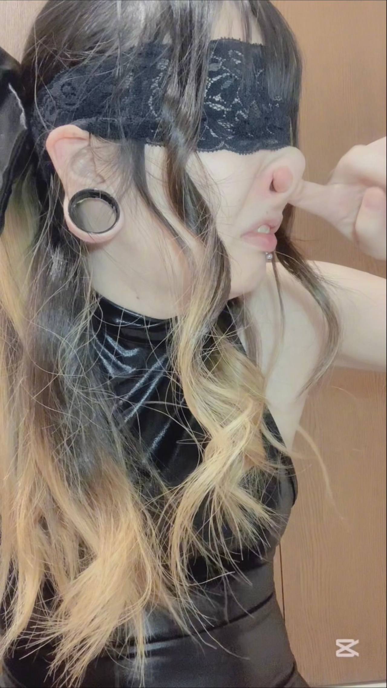 軟骨？変形したお鼻をいじりまくる♡ピアスなしとピアスあり gallery photo 3