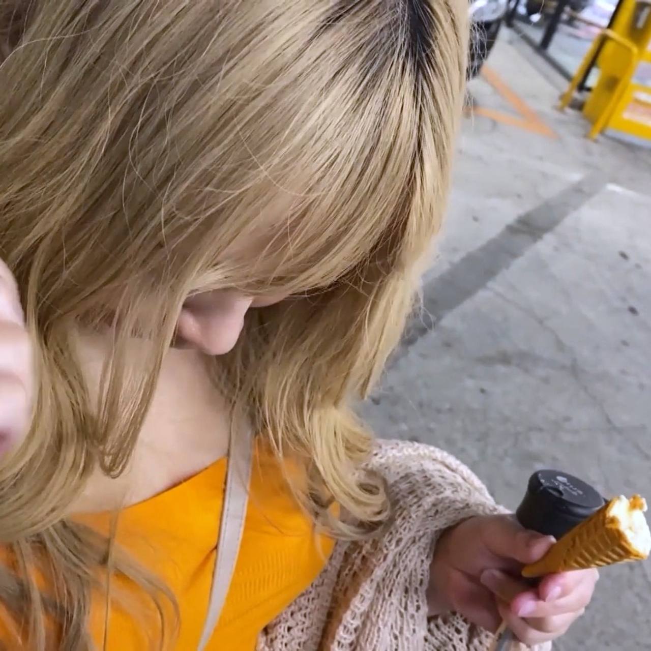 【売切れ次第終了】アイスを奢られ他人棒で股を開く、彼氏持ち金髪ギャルに即ハメNTR中出し。歌舞伎町で発掘した神スタイルS級美女の個撮ハメ撮り。 gallery photo 3