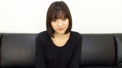 恥ずかしながらも勃起チンポに興味深々な素人娘が…！