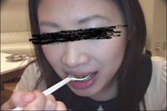 【食ザー素人】チンポを頬ぼった後は精子も食べちゃった女の子