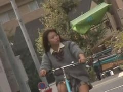 【**】浪速の女子校生がチャリンコ通学してる最中の下半身を、丸撮りです！