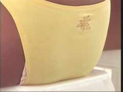 日焼けギャル、貧乳過ぎてビキニの隙間から乳首ポ**