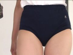Masturbation from the top of Bloomers, pants that protrude from Bloomers are too irritated.