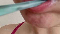 **素人女性の歯磨き（赤の下着姿） 『唇・口・舌・歯・口腔フェチ』