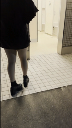 (個人撮影）アイドル追っかけ地雷系少女　円光10Kでお助け　公衆トイレ　車内でフェラ抜き三昧