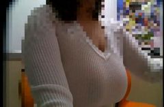 パチンコに熱中している女性の胸ポチ●撮　SNS-536