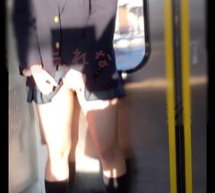 素人撮りです！コロナ禍前の学生の時におじさんに撮影されたレア動画シリーズです！制服ノーパンで電車内のドアの前でスカートに手を入れてオナニーを命令され、、隣や正面に人がいるのに何度かイきました、、