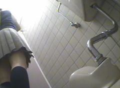 【激安まとめ買い推奨】女〇高近くのトイレに隠しカメラを仕掛けるとかなりの確率でオナニー娘が撮れます　06