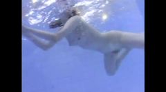 【ヌード】奥さんが水着に着替えてくれました！からのプールで全裸になって泳ぐと最高～♪♪♪