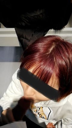 赤髪ショップ店員と多目的トイレで露出生ハメ撮り☆
