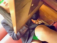 テーブルの下から　美脚同僚のパンチラ