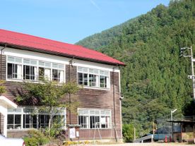 引っ越しのサカイCMロケ地 旧木澤小学校木造校舎　（長野県）