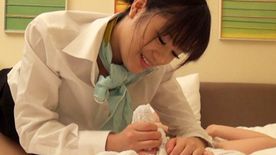 タオルごしの勃起チンポにオマンコを濡らしちゃったマッサージ師のお*さんが男性客を**！？