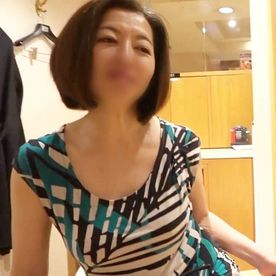 【中出し】ショートヘアーの色っぽい54歳熟女◆いきり勃ったチ○ポを美味しそうにしゃぶり生チ○ポでイキ狂い！セックスに酔いしれてイキ狂う人妻に膣内射精！ FC2-PPV-4555025