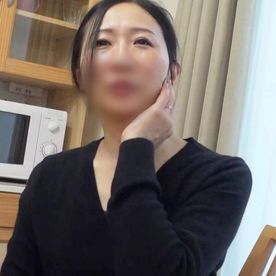 【熟女】旦那が出張中に自宅で浮気セックス！困り顔も笑顔も実に可愛らしい53歳熟女◆勃起したおチ●ポに目を輝かせフェラ抜き⇒生チ○ポで連続ヨガりイキ！ FC2-PPV-4559223