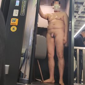 FC2-PPV-4677215 公開オ〇ニー!数百人が行き交う駅構内で全裸露出!過去一の超良作動画です