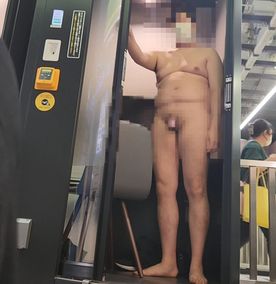 公開オ〇ニー！人が行き交う駅構内で全裸露出！数十cm後ろを何百人も通ってる所で扉全開にして過去一の超良作動画です