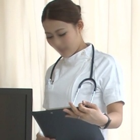 入院でオナ禁生活を余儀なくされたぼくは人妻の看護婦さんと話すだけでちんこビンビン ついに金玉が耐え切れず勝手に精液ダラダラ 見かねた看護婦さんは個室に入ると…