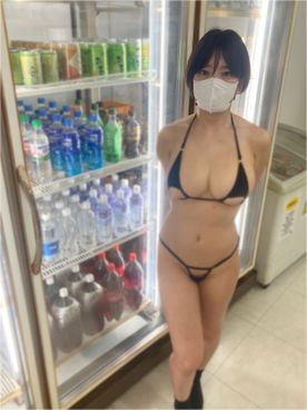 誰か来るかもしれない深夜のコンビニで駅弁⁉︎（店員外作業中）