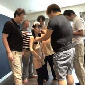 FC2-PPV-4678229 貧乏な身長141cm貧乳美女(18)　中年男性5人と中出し大乱交　生活を立て直すための映像