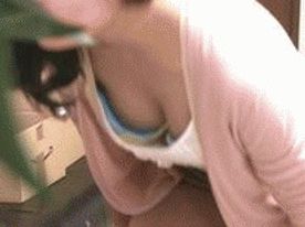 目のヤリ場に困る販売HちゃんのこぼれるDカップ　乳首エッロｗｗ