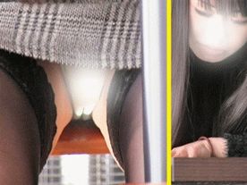 ω←こんな感じにパンティが食い込んでアソコの割れ目が見える件