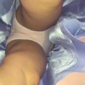 【自撮りカメラde投稿動画】　**女性のパンチラ