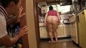 豊満奥様の巨尻爆乳にガス工事のお*さんの下半身も大爆発！