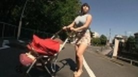 ボンキュッボン！ベビーカーを押すむっちむちの爆乳奥さん！