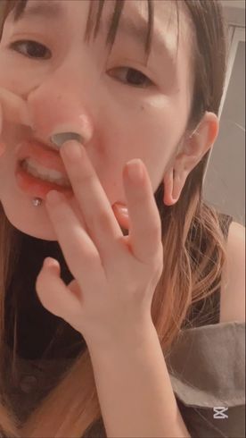 FC2-PPV-4732234 鼻で遊ばれて、中に入れられたものを頑張って取り出す動画