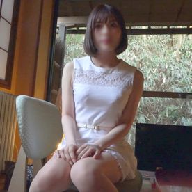 FC2-PPV-4692853 【個撮】容姿端麗、スタイル抜群なS級奥様と不倫旅行。 騎乗位でパイパンおまんことの結合部を見せつけるように腰振り!→当たり前のように中出し懇願。