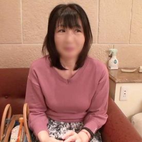 FC2-PPV-4720701 【人妻】色白美肌で身長170センチのスリーサイズは上から90／70／98というゴージャスボディ！穏やかな53歳人妻がカメラの前で淫乱化！ローターオナニー披露！他人棒で連続イキ！