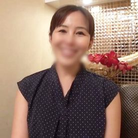 FC2-PPV-4700764 【中出し】乳首が可愛らしい美乳！上品な佇まいの美人妻（45）◆触れられただけでおま○こグショ濡れ性反応もバツグン！セクシー顔でイキまくる美人妻に膣内射精！