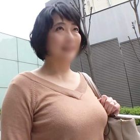 FC2-PPV-4721384 【熟女】Fカップのたわわなおっぱいとむしゃぶりつきたくなるデカ尻！色白ぽっちゃりBODYの53歳熟女◆マン汁垂らして他人棒でイキ狂い！