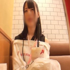 FC2-PPV-4703370 【神待ち／個撮】おっとり雰囲気の訳あり家出女子をナンパ。感度抜群~貧乳パイパンスレンダーBODYを激ピス中出しセックス。