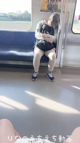 FC2-PPV-4699707 【女子大生りなのえちな露出オナ】し○む○で靴を試着しながらパンチラ撮影＆駅のホームでスカートめくってパンチラ後、正面に人がいるのにおもちゃでオナニー、そして足を広げて見せつけちゃいました…