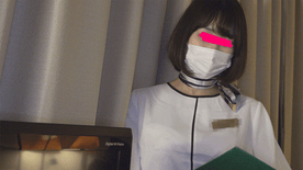 【ホテルウーマン】一生懸命働きながら見えてしまった乳首と素足並み薄々デニールストからのパンチラ