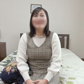 FC2-PPV-4725110 【人妻/熟女】51歳お茶目な茶髪ショートヘアのぽっちゃり奥さま。欲求不満の豊満ボディを揺らして淫れる中出しセックス。