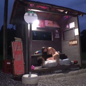FC2-PPV-4722518 誰もいない田舎道で野外で撮影したハメ撮り映像 誰かに見つかったらヤバい映像