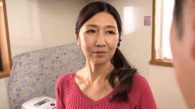 M964G08 パンティをちらつかせ胸を押し付ける淫乱義の精液搾りの性欲セックス！