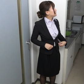 FC2-PPV-4728921 【お得な3名収録・OL・受付嬢】新社会人の仕事の合間、定点カメラがハメ撮りした映像がこちら。 4/7