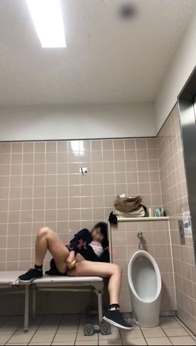 〈自撮り〉@2**@　友達たちがたくさんいる施設のトイレでバナナ使って変態オナニーしちゃいました、、トイレの外の友達たちの声がリアルに聞こえます、、