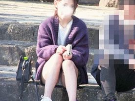 待ち伏せパンチラ　彼氏がいるのに僕だけのためにパンティを・・・