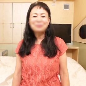 《中出し》水風船のような美乳を持つ70歳熟女◆孫のような年齢の若チ○ポに激しく突かれ性と生の悦びに震える！熟したおま○こに精子流し込む！ FC2-PPV-4608302