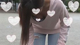 奉仕活動中のおねえさんが乳首のご奉仕。　胸ちら