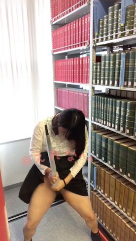 〈自撮り〉@2**@　静かな図書館で、道具がなかったので傘の持ち手をおまんこにいれてぐりぐりしてオナニーしちゃいました、、露出オナニーが気持ちいいです、、、